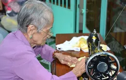 Cụ bà 98 tuổi may khẩu trang vải tặng người nghèo