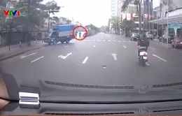 Tài xế ô tô tải đánh lái tránh xe máy sang đường