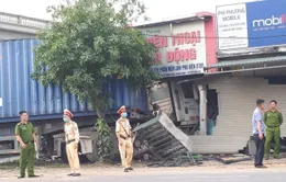 Quảng Ninh: Xe container mất lái tông cột điện, lao vào cửa hàng bên đường