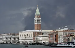 Italy: Nổ lớn tại nhà máy hóa chất, khói đen bao trùm bầu trời Venice