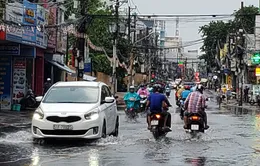 Mưa lớn đúng giờ cao điểm, TP.HCM kẹt xe trầm trọng