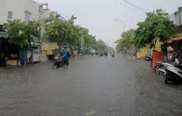 TP.HCM: Mưa lớn nhiều tuyến phố biến thành sông, người dân vật lộn  di chuyển