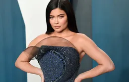 "Cú lừa thế kỷ": Kylie Jenner bị Forbes tước danh tỷ phú!