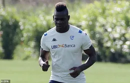 Balotelli tiếp tục thể hiện hành động thiếu chuyên nghiệp với Brescia