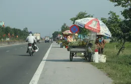 Mất an toàn giao thông từ tình trạng họp chợ ven đường