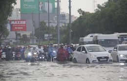 TP.HCM mưa lớn giờ tan tầm, xe cộ "vật vã" giữa biển nước