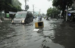 TP.HCM ngập sâu sau cơn mưa lớn, người xe bì bõm lội nước