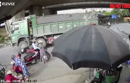 VIDEO: Xe ben cuốn xe máy vào gầm, người phụ nữ ngã văng ra khỏi bánh xe