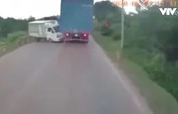 Clip: Mất phanh, xe ben tông xe tải suýt lao xuống vực