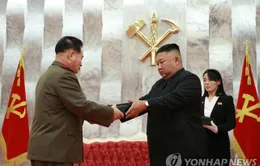 Nhà lãnh đạo Kim Jong-un thăm nghĩa trang liệt sĩ, tặng súng cho chỉ huy quân đội