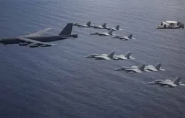 Điều B-52 tập trận cùng tàu sân bay ở Biển Đông, Mỹ định 'thay lời muốn nói'?