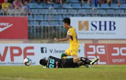 Vòng 8 V.League 2020: Trọng tài tiếp tục gây tranh cãi