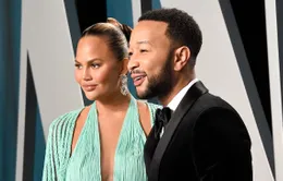 Chrissy Teigen lộ bụng bầu trong MV mới của chồng