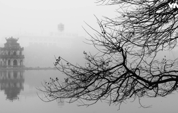 Chùm ảnh: Hồ Gươm mờ ảo trong một ngày mù sương