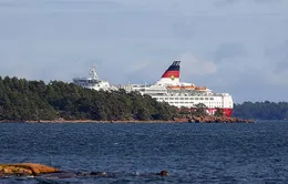 Phà chở 300 người bị mắc cạn trên biển Baltic