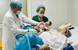 Những thiên thần nhỏ chào đời trong khoảnh khắc đầu tiên của năm mới 2021