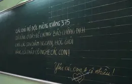 Bất ngờ những dòng chữ 'bí ẩn' trên bảng trong lớp học đóng kín mùa dịch