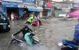 Nhiều tuyến đường tại TP Hồ Chí Minh ngập nặng sau cơn mưa lớn