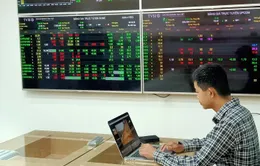 VN-Index giằng co trong khoảng 1.460 - 1.465 điểm