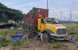 Bà Rịa – Vũng Tàu: Xe Container mất lái tông vào quán nước ven đường, 2 người thương vong