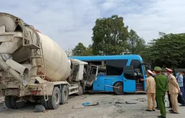Xe khách bị xe bồn tông ngang thân, 5 người may mắn thoát nạn