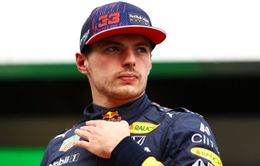 Max Verstappen bị phạt vì … sờ vào xe đối thủ