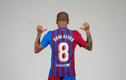 Dani Alves sẽ mặc số 8 của Iniesta tại Barcelona