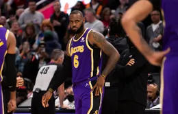 Lebron James vẫn đóng góp cho Lakers dù bị cấm thi đấu