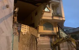 Sập nhà ở TP Hồ Chí Minh, 3 người bị mắc kẹt