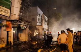 Kiên Giang: Chập điện gây hỏa hoạn thiêu rụi 2 cửa hàng váy cưới, chăn đệm