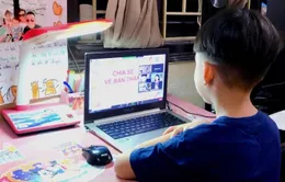 Học sinh tiểu học Hà Nội ôn tập cho kiểm tra trực tuyến