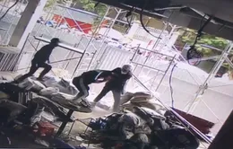 Nhóm người lạ mặt ngang nhiên gây rối, hành hung nhân viên ngân hàng