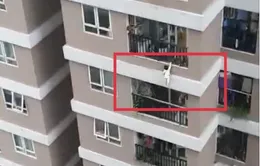 Bé gái 3 tuổi đã rơi từ tầng 13 chung cư xuống trong hoàn cảnh nào?
