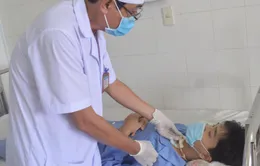 Vướng vào dây giăng công trường, nam thanh niên bị đứt khí quản