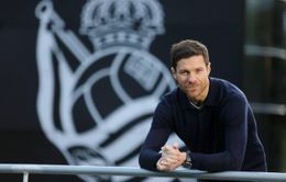 Xabi Alonso khiến giới truyền thông... việt vị