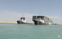 Vẫn còn 422 tàu mắc kẹt ở hai đầu kênh đào Suez