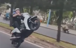 Khoe "chiến tích" bốc đầu xe, thanh niên nhận trát phạt hơn 10 triệu đồng