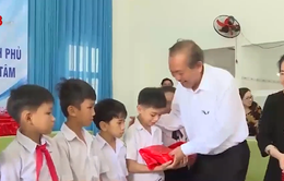 Phó Thủ tướng Trương Hòa Bình tặng quà trẻ em khuyết tật