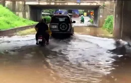 Đường gom đại lộ Thăng Long ngập sâu sau cơn mưa lớn