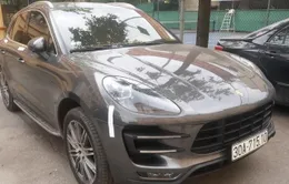 Truy tìm tài xế xe Porsche Macan mang biển số "song sinh"