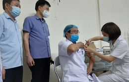 Thanh Hóa: Gần 200 bác sĩ, cán bộ y tế được tiêm vaccine COVID-19 trong sáng 27/4