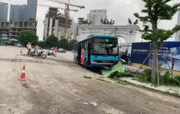 Xe bus lao lên vỉa hè tông chết người đi bộ