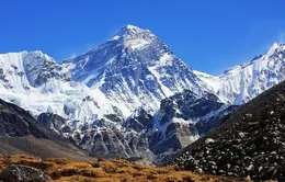 Đỉnh Everest đón các nhà leo núi nước ngoài sau 1 năm đóng cửa