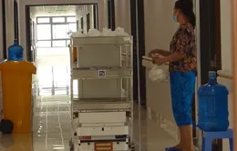 Bệnh viện Bạch Mai cơ sở 2 ứng dụng robot hỗ trợ người bệnh trong khu vực cách ly