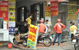 Hà Nội: Hàng quán dừng bán tại chỗ, lượng shipper tăng vọt