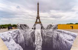 Nghệ thuật sắp đặt 3D chào mừng Tháp Eiffel sắp đón khách trở lại