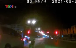 Ô tô phóng nhanh đâm thẳng xe máy đang giảm tốc dừng đèn đỏ