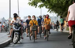 Người dân vẫn tụ tập, đạp xe ở Hồ Tây
