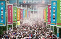 Hàng trăm CĐV xé rào, tràn vào sân Wembley trước trận chung kết UEFA EURO 2020