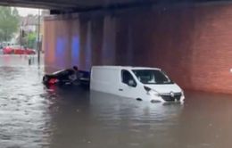 Ngập lụt nghiêm trọng ở thủ đô nước Anh, giao thông tại London "vỡ trận"